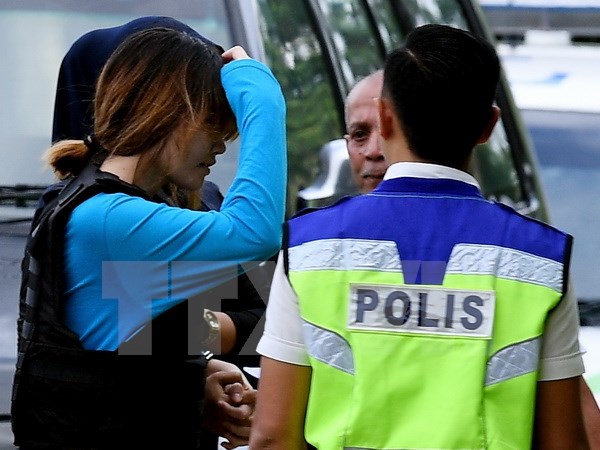 Nghi phạm Đoàn Thị Hương (giữa, trái) được áp giải tới tòa án ở Sepang, Malaysia ngày 30/5 vừa qua. (Ảnh: AFP/TTXVN)