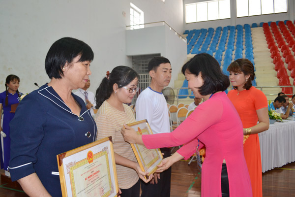 Phó trưởng ban Tuyên giáo Tỉnh ủy Lê Thị Cát Hoa trao kỷ niệm chương Vì sự nghiệp công tác tuyên giáo cho các cá nhân ở Đồng Nai nhân kỷ niệm Ngày truyền thống công tác tuyên giáo của Đảng.