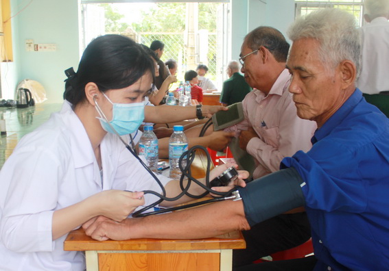 6 tháng đầu năm, Đoàn Thầy thuốc tình nguyện của Hội Chữ thập đỏ của tỉnh đã khám, cấp phát thuốc chữa bệnh cho hơn 82 ngàn lượt người. Trong ảnh: Khám, cấp phát thuốc cho các đối tượng người có công tại huyện Vĩnh Cửu.