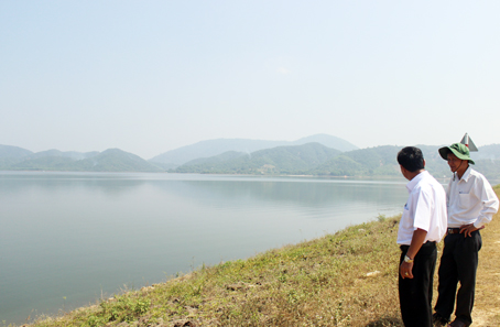 Các hồ chứa đã tích đủ nước, đảm bảo phục vụ sản xuất mùa khô năm 2018. Trong ảnh: Hồ chứa nước Đa Tôn (huyện Tân Phú). Rau màu ảnh hưởng nặng vì mưa. Ảnh: Ruộng trồng rau tại huyện Xuân Lộc.