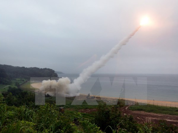 Tên lửa ATacMS của Mỹ được phóng tại một địa điểm bí mật ở bờ biển phía Đông Hàn Quốc. (Nguồn: EPA/TTXVN)