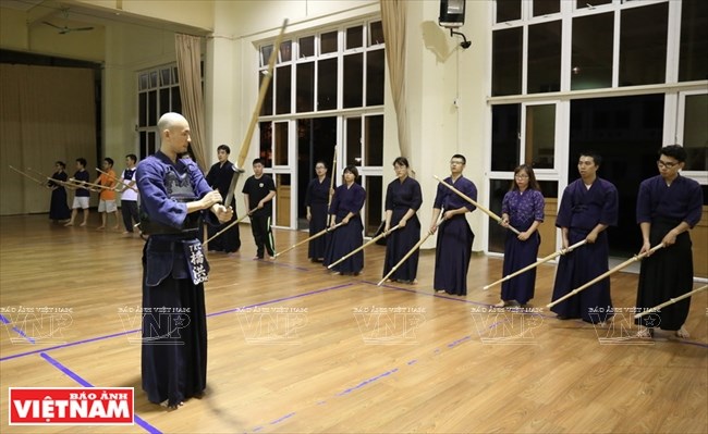 Kendo xuất hiện tại Việt Nam khoảng cuối thập niên 90. Đến năm 2009 câu lạc bộ Kendo Việt Nam chính thức được thành lập với các chi nhánh tại Hà Nội, Thành phố Hồ Chí Minh, đánh dấu bước phát triển mới của phong trào luyện tập Kendo tại Việt Nam