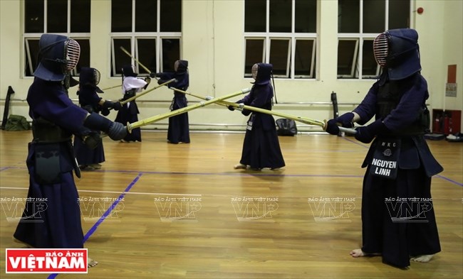 Cũng giống như các môn võ thuật khác của Nhật Bản, các kendoka tập luyện và thi đấu với chân không. Vì vậy, Kendo được tập luyện lý tưởng nhất là ở trong các võ đường hoặc nhà thi đấu lớn với sàn gỗ sạch và có độ đàn hồi tốt cho động tác giậm chân