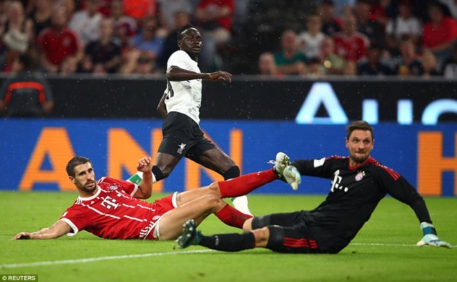 Bayern sớm nhận bàn thua sau cú sút của Sadio Mane. (Nguồn: )