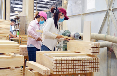 Sản xuất đồ gỗ xuất khẩu tại Công ty cổ phần Nhất Nam (Khu công nghiệp Biên Hòa 1).