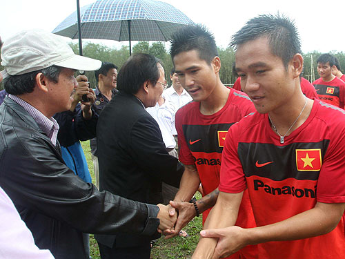 Trong chuyến thăm đội tuyển U.23 Việt Nam vào tháng 10-2011, bầu Đức tuyên bố thưởng 500 ngàn USD cho HCV SEA Games 26.