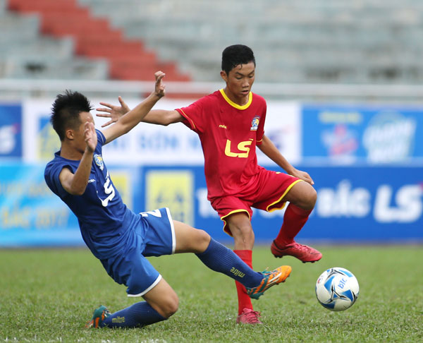 Đồng Nai (áo đỏ) thua 2-4 trước S. Khánh Hòa (xanh)