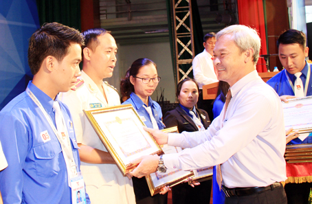 Đồng chí Nguyễn Phú Cường, Ủy viên Trung ương Đảng, Bí thư Tỉnh ủy (bên phải), tặng bằng khen của UBND tỉnh cho các cán bộ đoàn có thành tích tiêu biểu trong nhiệm kỳ 2012-2017. Ảnh: Công Nghĩa