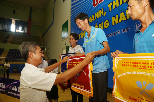 Phó giám đốc Trung tâm Huấn luyện và thi đấu TDTT Lê Văn Sơn trao cờ hạng nhất toàn đoàn cho huyện Tân Phú