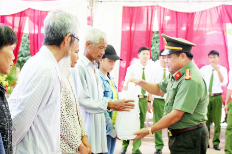 Lãnh đạo Công an huyện Định Quán thăm hỏi, tặng quà cho gia đình chính sách, gia đình khó khăn tại xã Ngọc Định.
