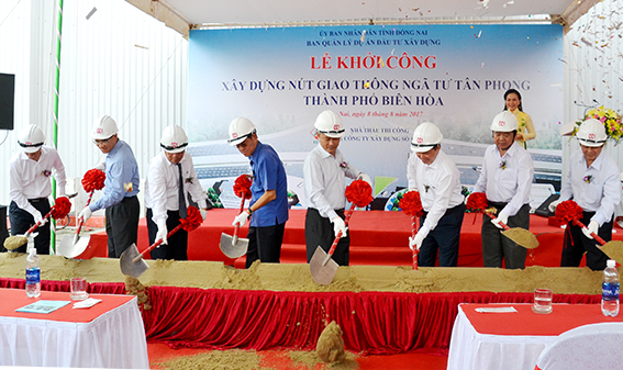 Lãnh đạo tỉnh, TP.Biên Hòa và chủ đầu tư thực hiện nghi thức động thổ khởi công công trình 