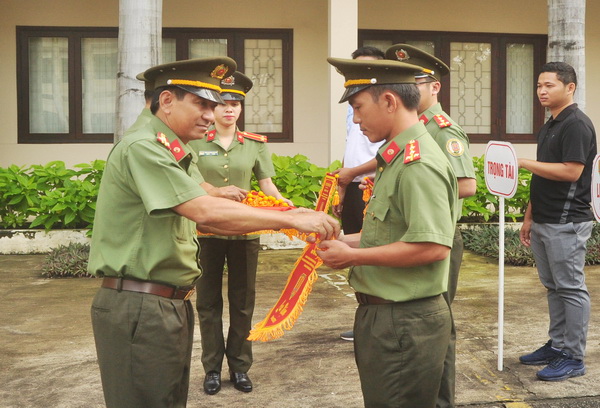 Đại tá Bùi Hữu Danh, phó giám đốc Công an tỉnh trao cờ lưu niệm cho các đội tham dự (ảnh: Đăng Tùng)