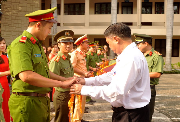 Ông Nguyễn Tiến Dũng, Phó trưởng ban Thi - đua khen thưởng tỉnh trao cờ lưu niệm cho các đội tham dự (ảnh: Đăng Tùng)