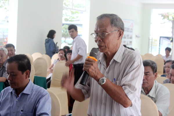 Cử tri phường Tân Tiến (TP.Biên Hòa) phát biểu ý kiến tại buổi tiếp xúc cử tri.