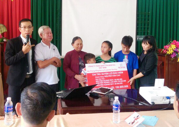 Gia đình anh Nguyễn Văn Cao nhận chi trả từ Công ty Prudential