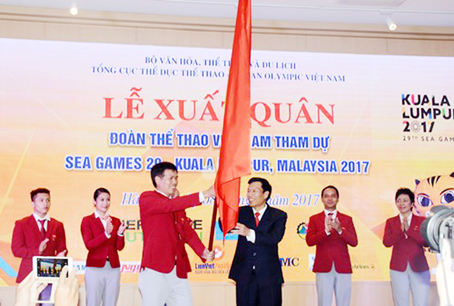 Bộ trưởng Nguyễn Ngọc Thiện trao cờ xuất quân cho Trưởng đoàn TTVN tại SEA Games 29 Trần Đức Phấn. Ảnh: Quý Đôn