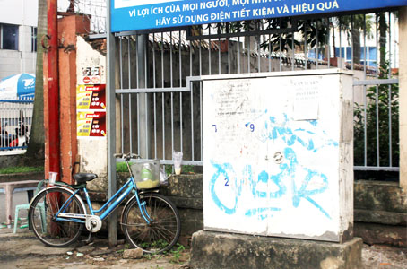 Trụ điện nằm bên hông Trường THCS Trần Hưng Đạo (TP.Biên Hòa) bị bôi bẩn vì những dòng chữ nguệch ngoạc.