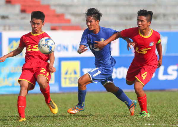 U15 Đồng Nai (áo đỏ) thua đậm trước U.15 PVF ở VCK U.15 quốc gia