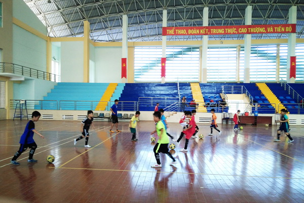 Các cầu thủ nhí đội huyện Xuân Lộc đang tập luyện tại nhà thi đấu Trung tâm Văn hóa thể thao huyện.