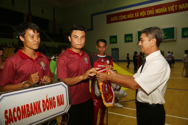 Ban tổ chức tặng cờ lưu niệm cho các đội bóng tham dự giải.