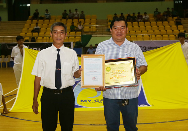 Phó giám đốc Trung tâm Huấn luyện và thi đấu TDTT Lê Văn Sơn tặng Kỷ niệm chương và thư cám ơn cho đại diện nhà tài trợ