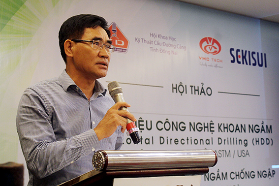 Phó chủ tịch UBND tỉnh Trần Văn Vĩnh phát biểu tại hội thảo.