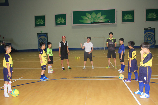 ban huấn luyện đội Biên Hòa chỉ đạo các cầu thủ tập luyện