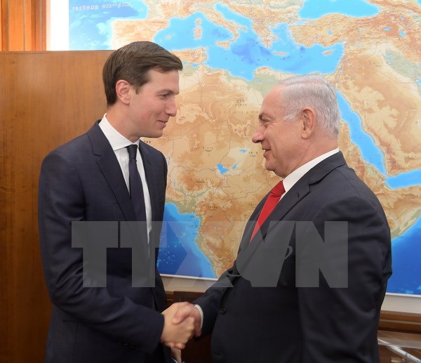 Thủ tướng Israel Benjamin Netanyahu (phải) và Cố vấn cấp cao của Tổng thống Mỹ Donald Trump, ông Jared Kushner (trái) tại cuộc gặp ở Jerusalem ngày 21/6. (Nguồn: EPA/TTXVN)