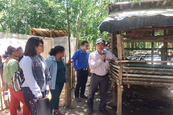 Ông Lê Thanh Nhàn, chủ trang trại dê Thanh Nhàn đang hướng dẫn bà con kỹ thuật làm chuồng nuôi dê