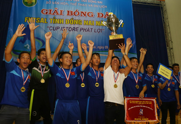 Đội FC Văn Bình giương cao chiếc cúp vô địch