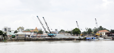Một bến thủy nội địa có phép hoạt động trên sông Đồng Nai, đoạn qua xã Tân Hạnh (TP.Biên Hòa). Ảnh: T.HẢI