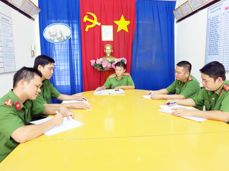 Cán bộ, chiến sĩ Đội Cảnh sát điều tra tội phạm về trật tự xã hội Công an huyện Xuân Lộc đang nghiên cứu hồ sơ các đối tượng sưu tra trên địa bàn huyện.