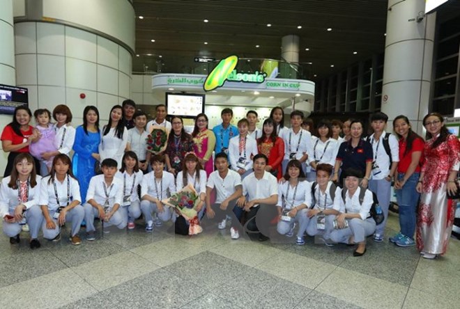 Các thành viên đội tuyển bóng đã nữ tại sân bay quốc tế Kuala Lumpur (Malaysia). (Ảnh: Quốc Khánh/TTXVN)