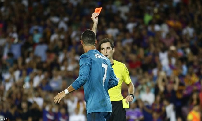 Ronaldo bị truất quyền thi đấu sau khi nhận 2 thẻ vàng. (Nguồn: AP)