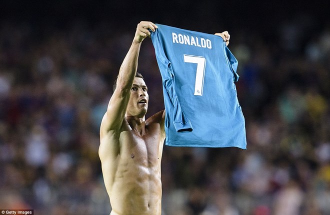  Ronaldo cởi áo để khoe cơ thể cường tráng.