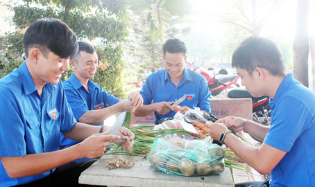 Đoàn viên, thanh niên phường Tân Biên (TP.Biên Hòa) vừa trò chuyện vừa gọt cà rốt, khoai tây chuẩn bị cho nồi cháo tình thương.