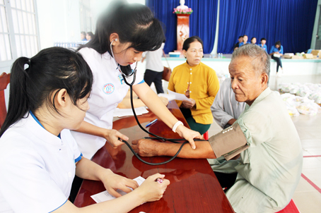 Công an huyện Nhơn Trạch tổ chức khám bệnh cho người dân địa phương.
