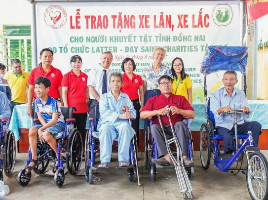 Tổ chức từ thiện Latter- Day Saint Charities  đã trao tặng 84 xe lăn và 30 xe lăn  cho 112 đối tượng có hoàn cảnh khó khăn