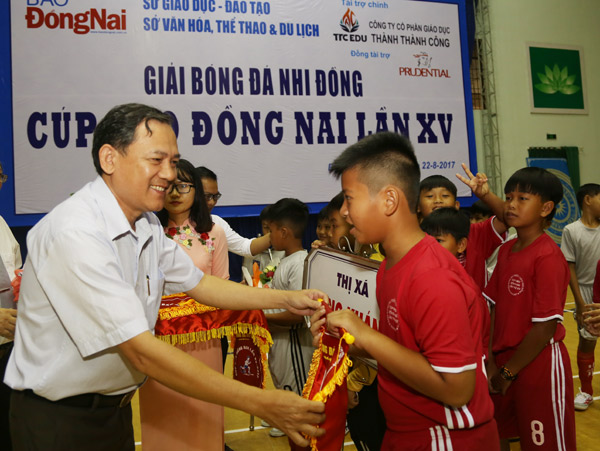 Phó trưởng ban Tuyên giáo Tỉnh ủy Phạm Tấn Linh tặng cờ lưu niệm cho các đôi bóng tham dự