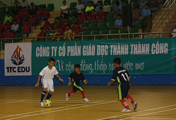 Đội đương kim vô địch Biên Hòa (áo trắng) có sự khởi đầu thuận lợi bằng chiến thắng đậm trước Định Quán