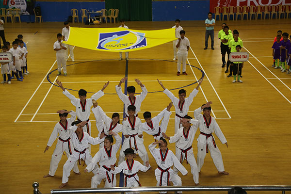 Tiết mục đồng diễn võ thuật Taekwondo của CLB Taekwondo Trường TH Hòa Bình