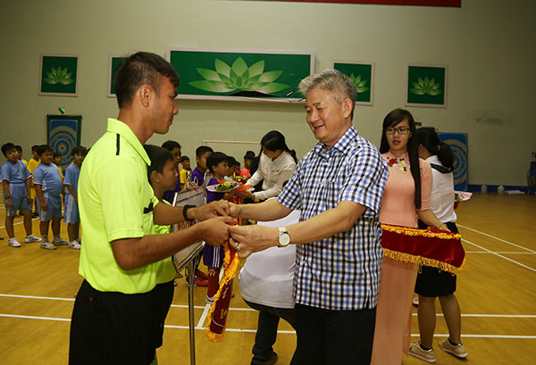 Giám đốc Sở Văn hóa, thể thao - du lịch Lê Kim Bằng tặng cờ lưu niệm cho lực lượng trọng tài điều hành giải.
