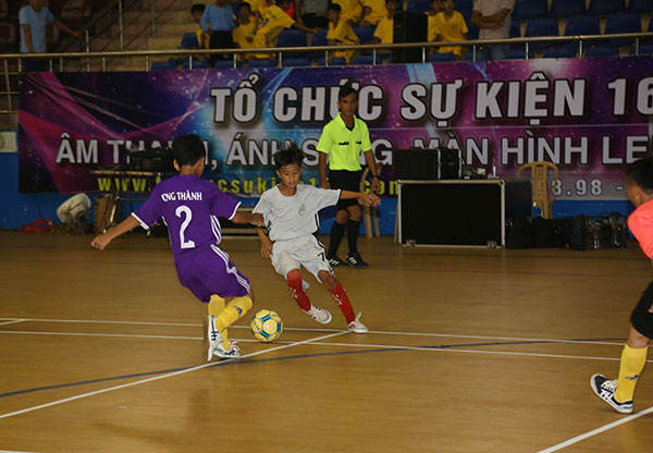 Đội Nhơn Trạch (áo xám) vượt qua Long Thành 3-2 ở lượt trận trong ngày khai mạc
