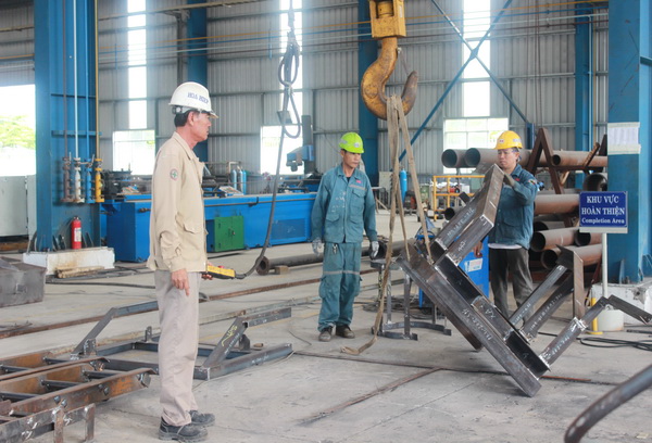Công nhân lao động nhà máy cơ khí Hòa Hiệp (KCN Nhơn Trạch 2, huyện Nhơn Trạch, chi nhánh của công ty TNHH Kỹ thuật Hòa Hiệp) trong giờ làm việc.