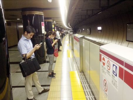 Người dân Nhật Bản chờ tàu điện.