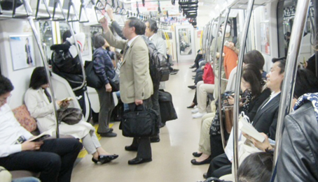 Hơn nửa số dân Nhật Bản chọn tàu điện làm phương tiện đi lại hàng ngày.