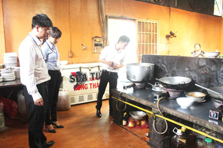 Đoàn thanh tra, kiểm tra liên ngành về an toàn thực phẩm của tỉnh kiểm tra khu vực nấu ăn của một cửa hàng ăn uống tại huyện Xuân Lộc.Ảnh: Đ.Ngọc