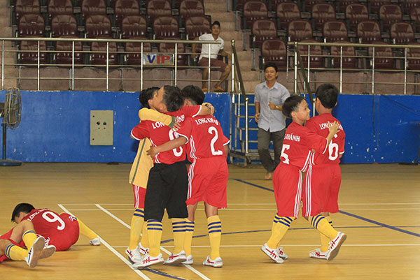 Các cầu thủ nhí Long Khánh vui mừng sau khi lọt vào tứ kết