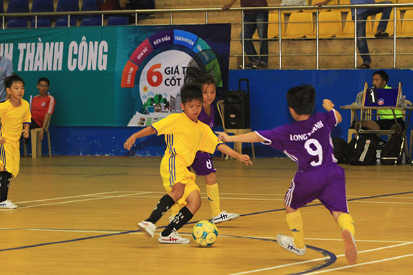Giành chiến thắng trước Long Thành, Xuân Lộc (áo vàng) vào tứ kết với vị trí nhất bảng A