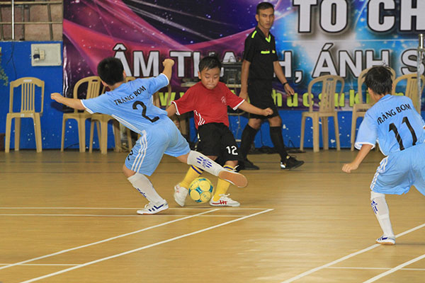 Để thua Long Khánh ở lượt trận cuối, Trảng Bom (áo xanh biển) ngậm ngùi chia tay giải